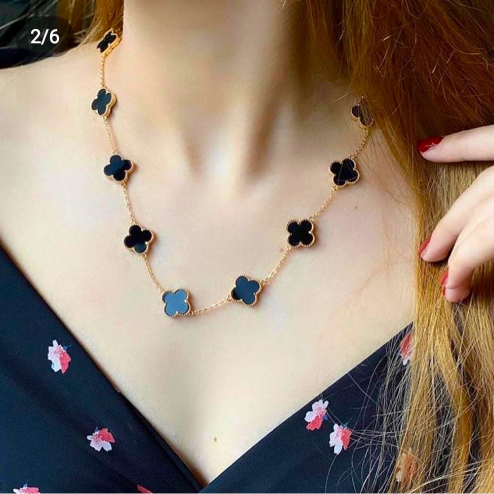 Beautiful necklace gold bleated top quality it comes in ( black, light blue, )